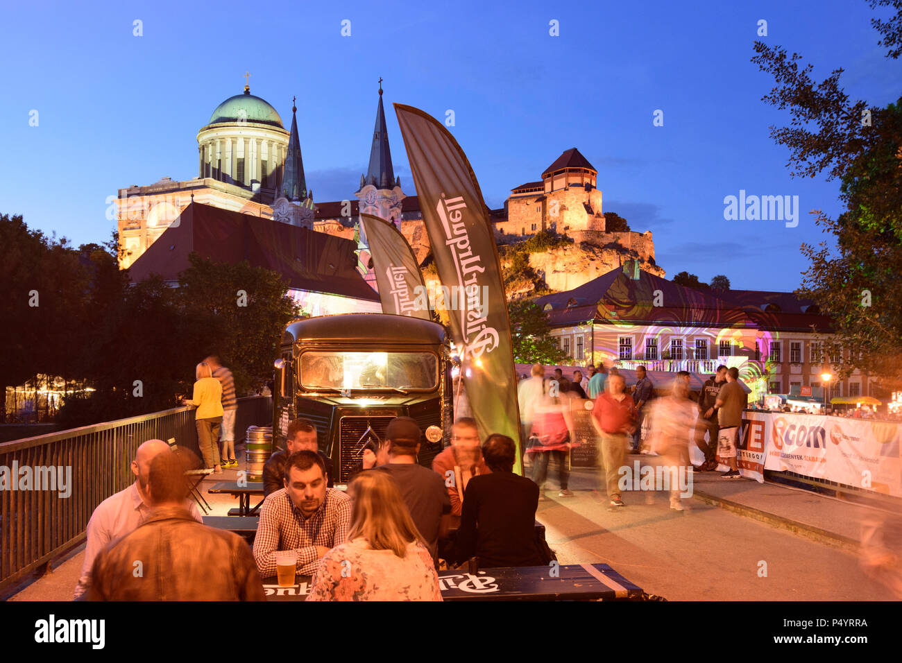 Esztergom (Gran) : rivière Kis Duna (Petit Danube), la colline du Château, la Basilique, le centre-ville de paroisse à l'église lors d'un festival en Hongrie, Komarom-Esztergom, Banque D'Images