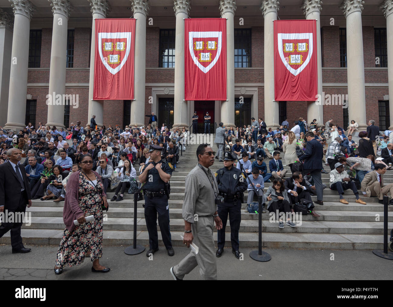 Les parents à Harvard Yard en attente de l'Université Harvard cérémonie de remise des diplômes, Cambridge, Massachusetts, USA Banque D'Images
