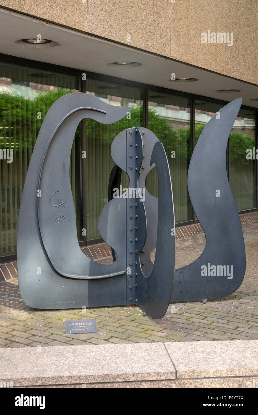 La sculpture en acier de l'oignon (1965) d'Alexander Calder, Nathan Pusey Mars Bibliothèque, Harvard Yard, Cambridge, Massachusetts, USA Banque D'Images