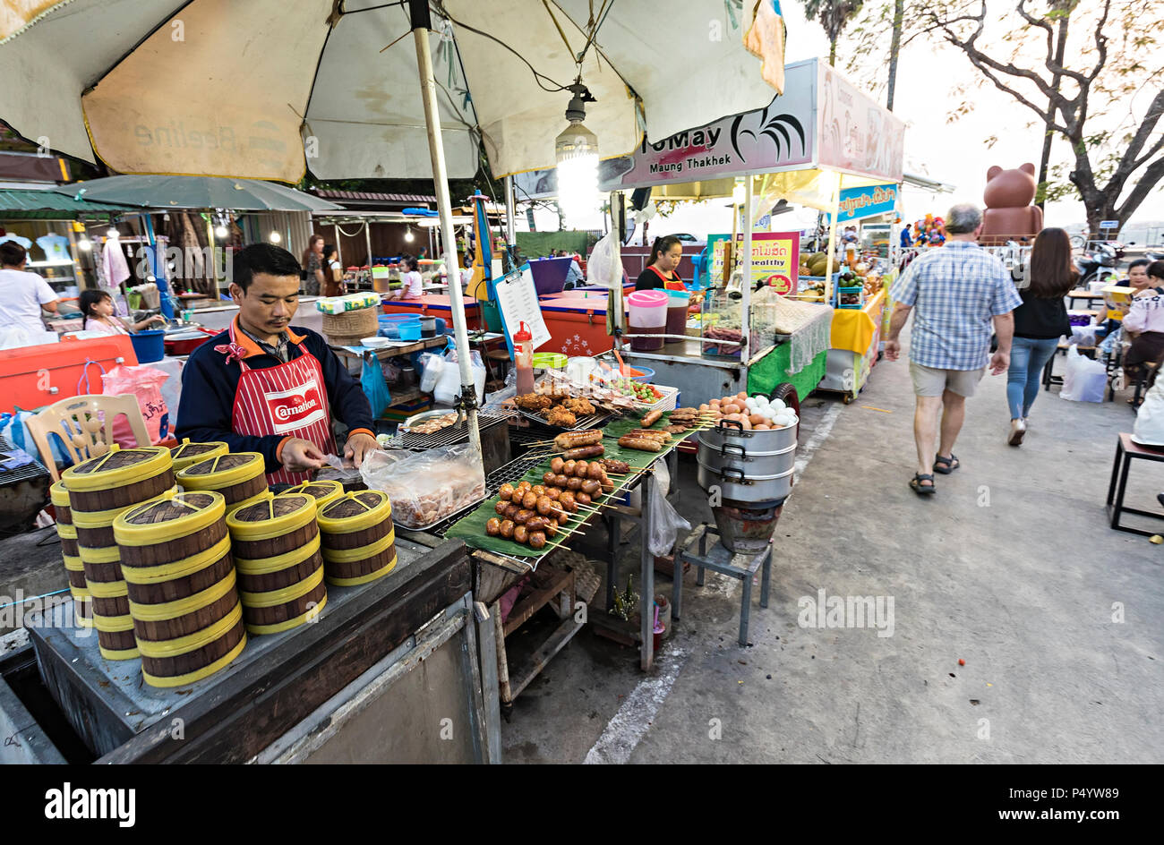 Vendeurs de nourriture en rue, Thakek, Laos Banque D'Images