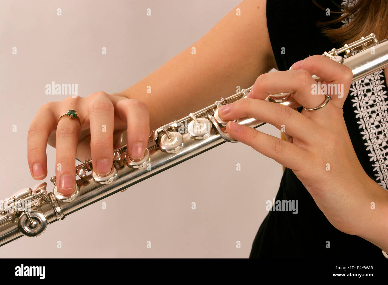 Flûte en position de jeu montrant les doigts sur les touches Photo Stock -  Alamy