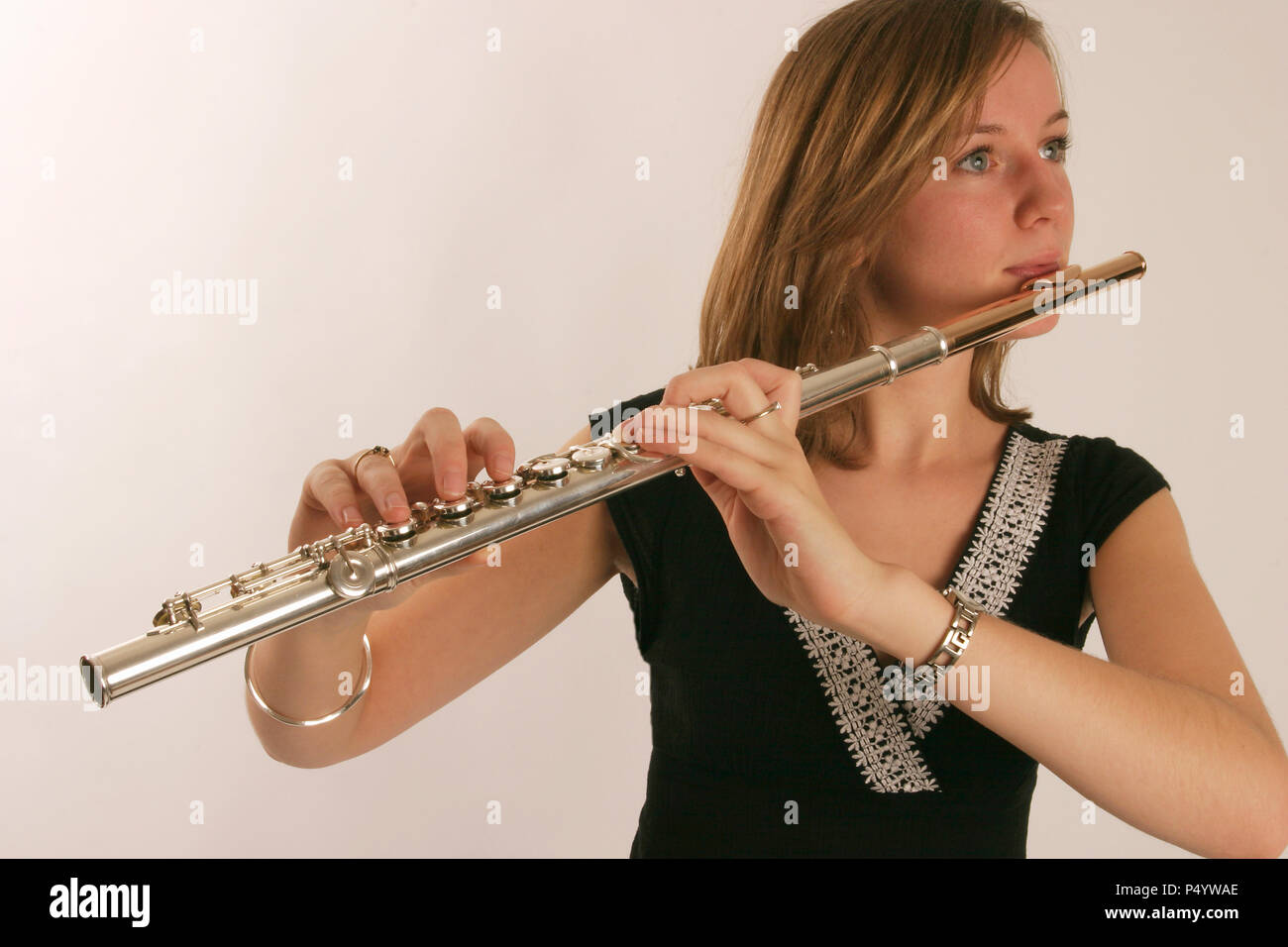Flûte en position de jeu montrant les doigts sur les touches et l'embouchure modèle libération - Anna Marchant Banque D'Images
