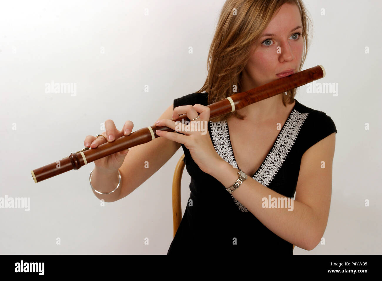 Flûte Baroque en position de jeu modèle libération - Anna MArchant Banque D'Images