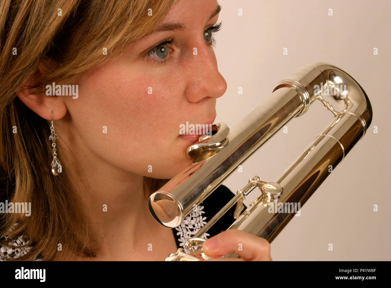 Flûte basse, close-up de l'embouchure et trou coup modèle libération - Anna Marchant Banque D'Images