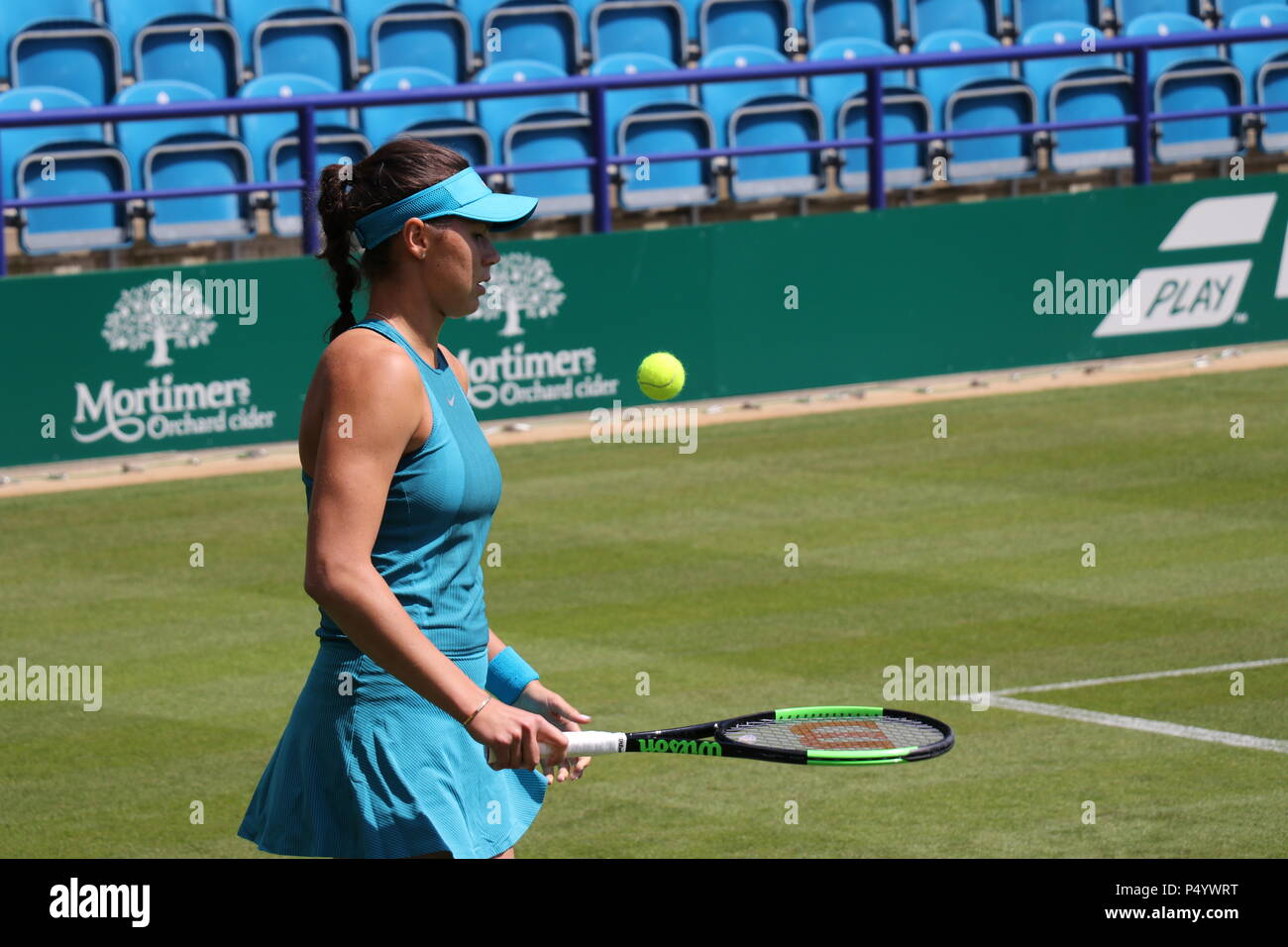 Natalia Vikhlyantseva à la Women's Tennis Association internationale de tennis WTA Eastbourne, le Devonshire Park, East Sussex. La vallée de la Nature Banque D'Images