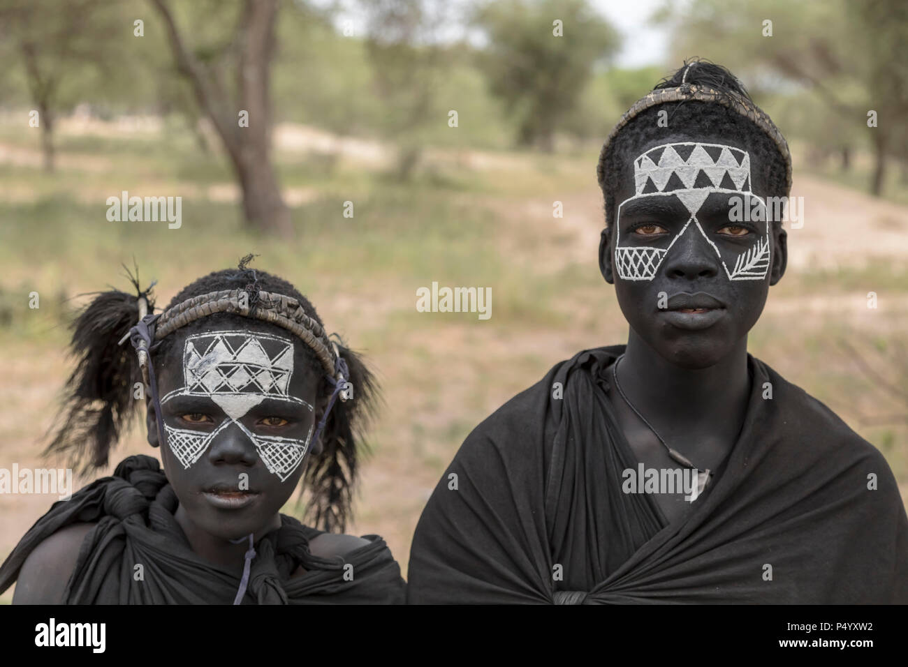 Deux jeunes hommes jeunes Masai circoncis récemment en costume traditionnel Banque D'Images