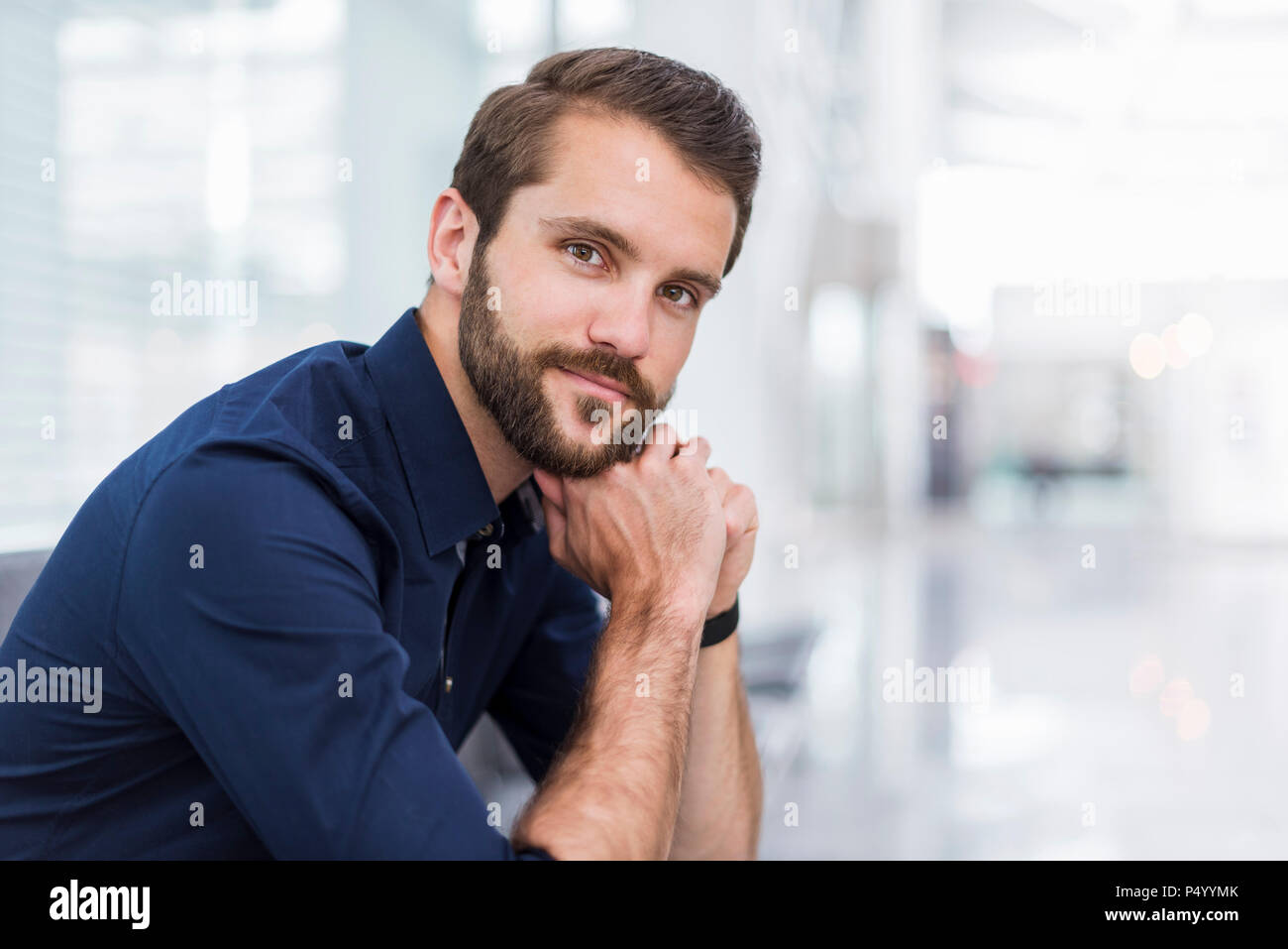 Portrait of young businessman sitting in waiting area Banque D'Images