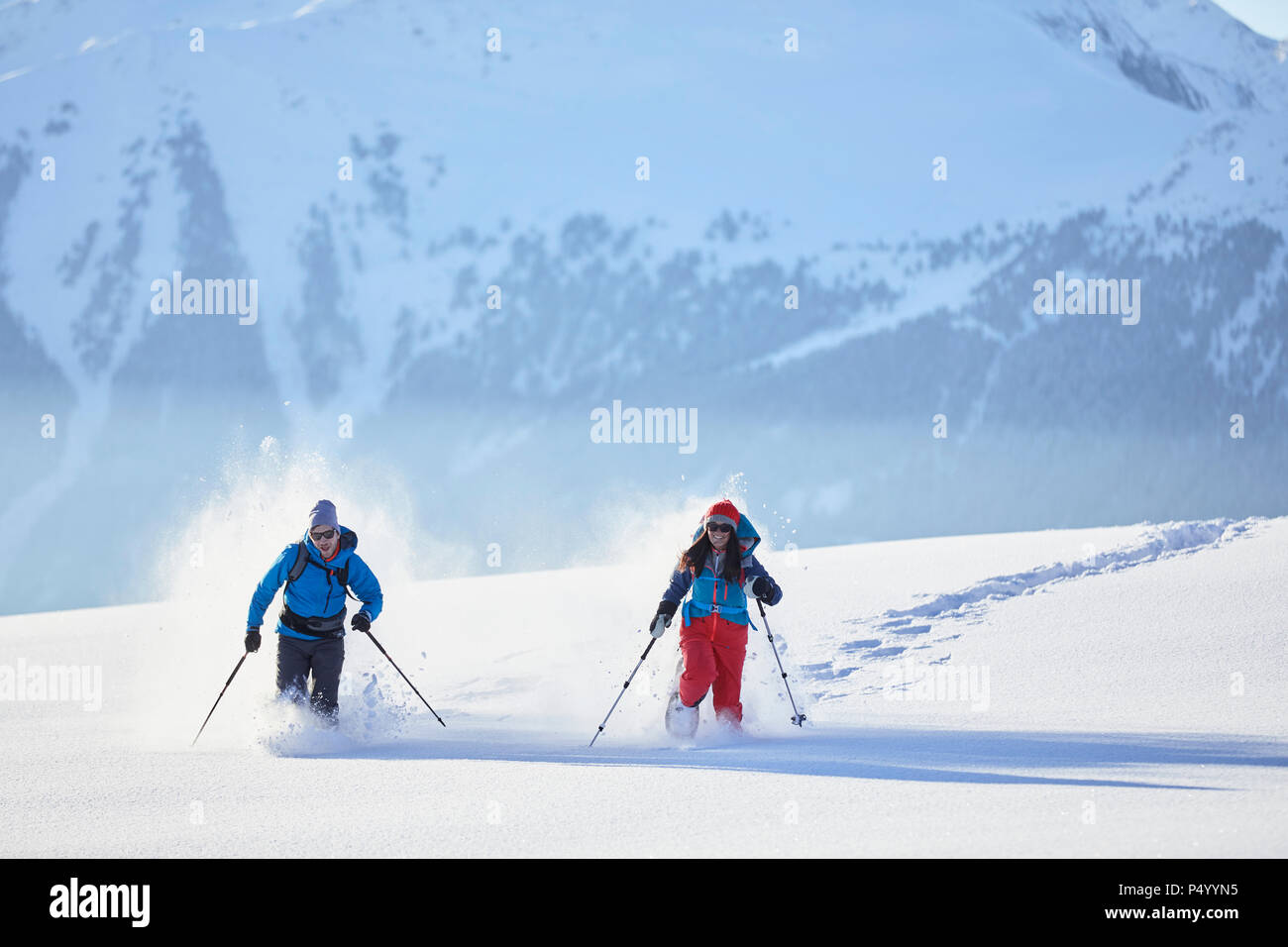 Autriche, Tyrol, randonneurs en raquettes dans la neige en cours d'exécution Banque D'Images