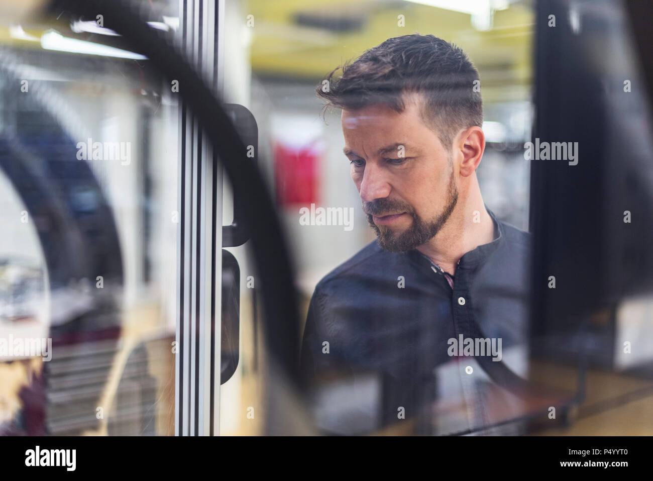 Portrait d'homme avec barbe en usine Banque D'Images
