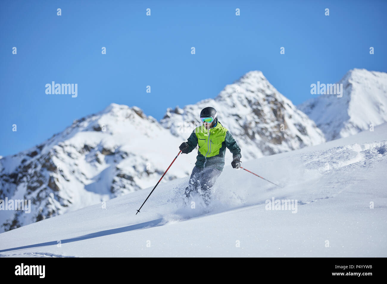 Autriche, Tyrol, Kuehtai, l'homme le ski en hiver paysage Banque D'Images