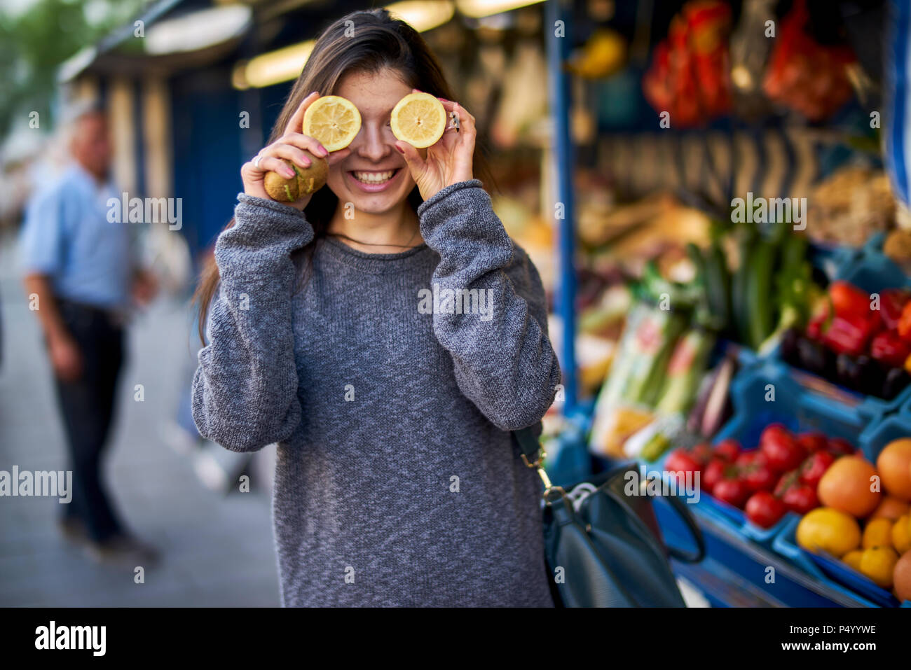 Laughing young woman on market couvrant ses yeux avec les moitiés de citron  Photo Stock - Alamy