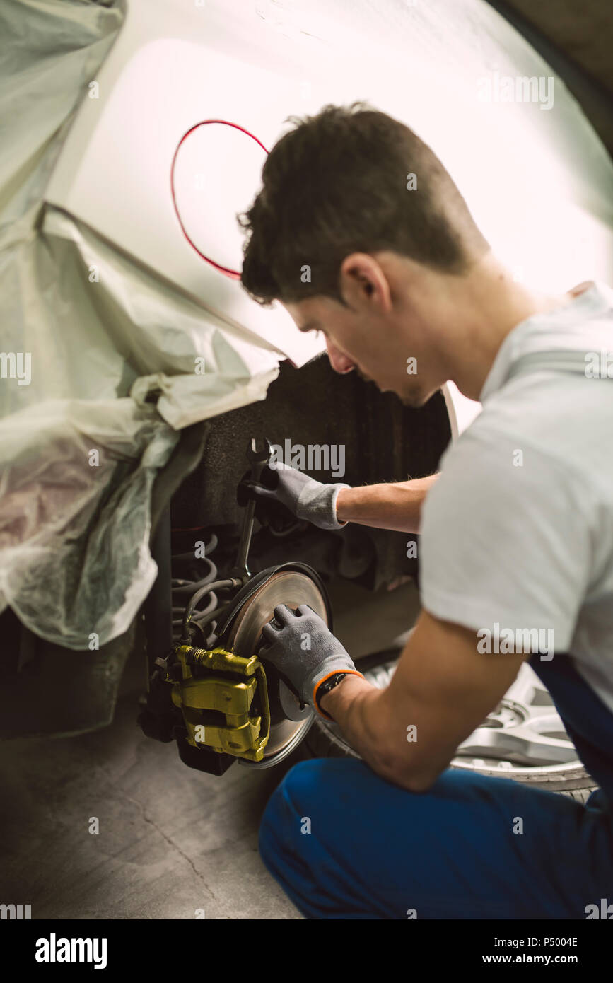 Fixation mécanique de l'étrier de frein d'une voiture à un atelier Banque D'Images