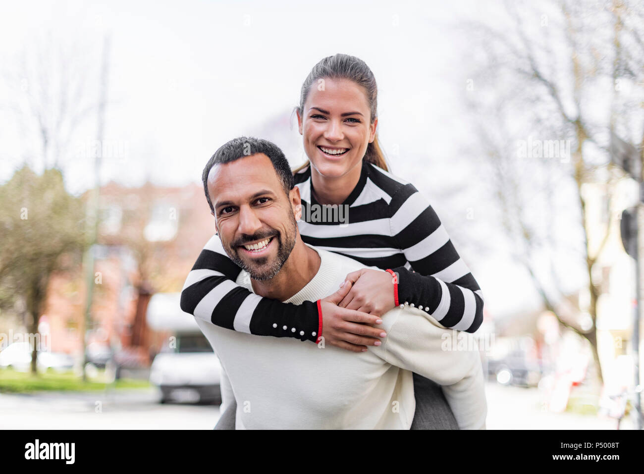 Portrait of happy young couple outdoors Banque D'Images