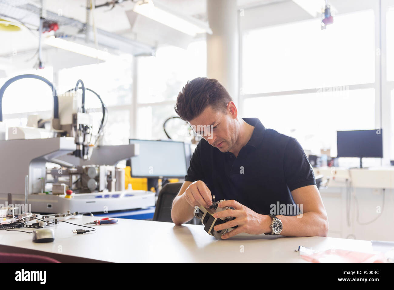 Man working on produit en usine Banque D'Images