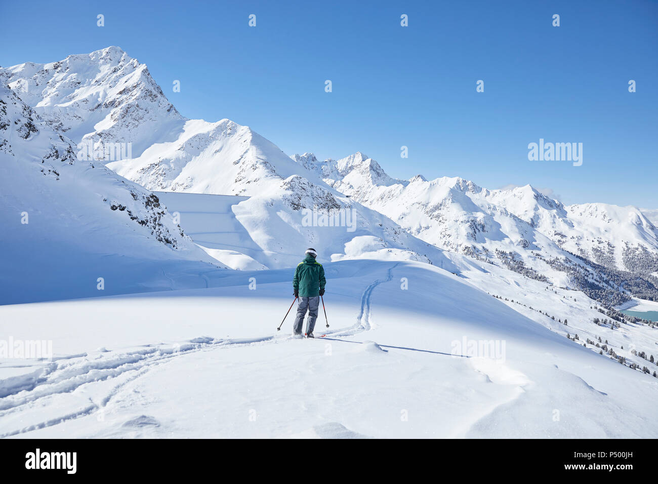 Autriche, Tyrol, Kuehtai, skieur dans paysage d'hiver Banque D'Images