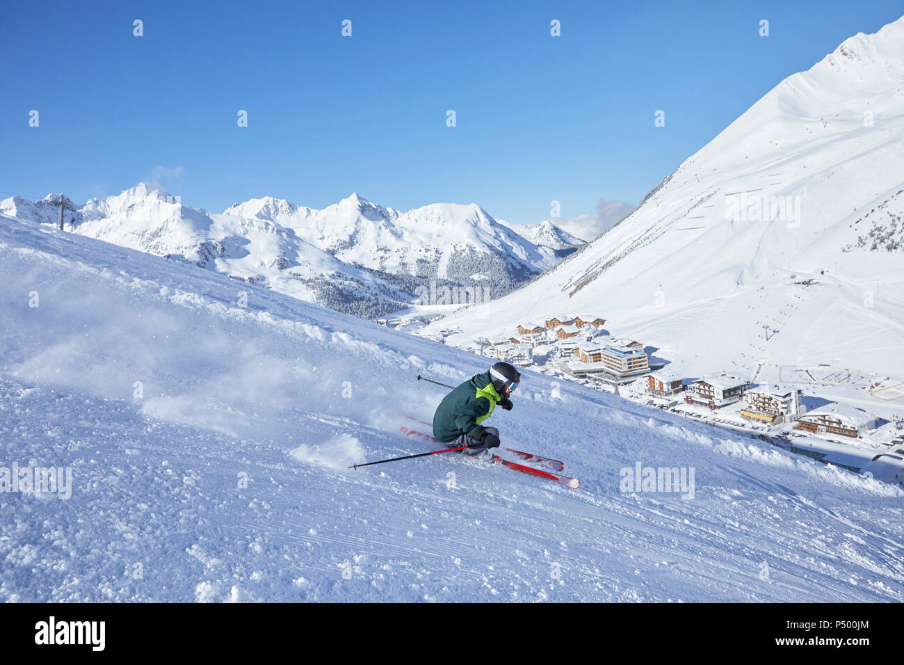 Autriche, Tyrol, Kuehtai, l'homme le ski en hiver paysage Banque D'Images