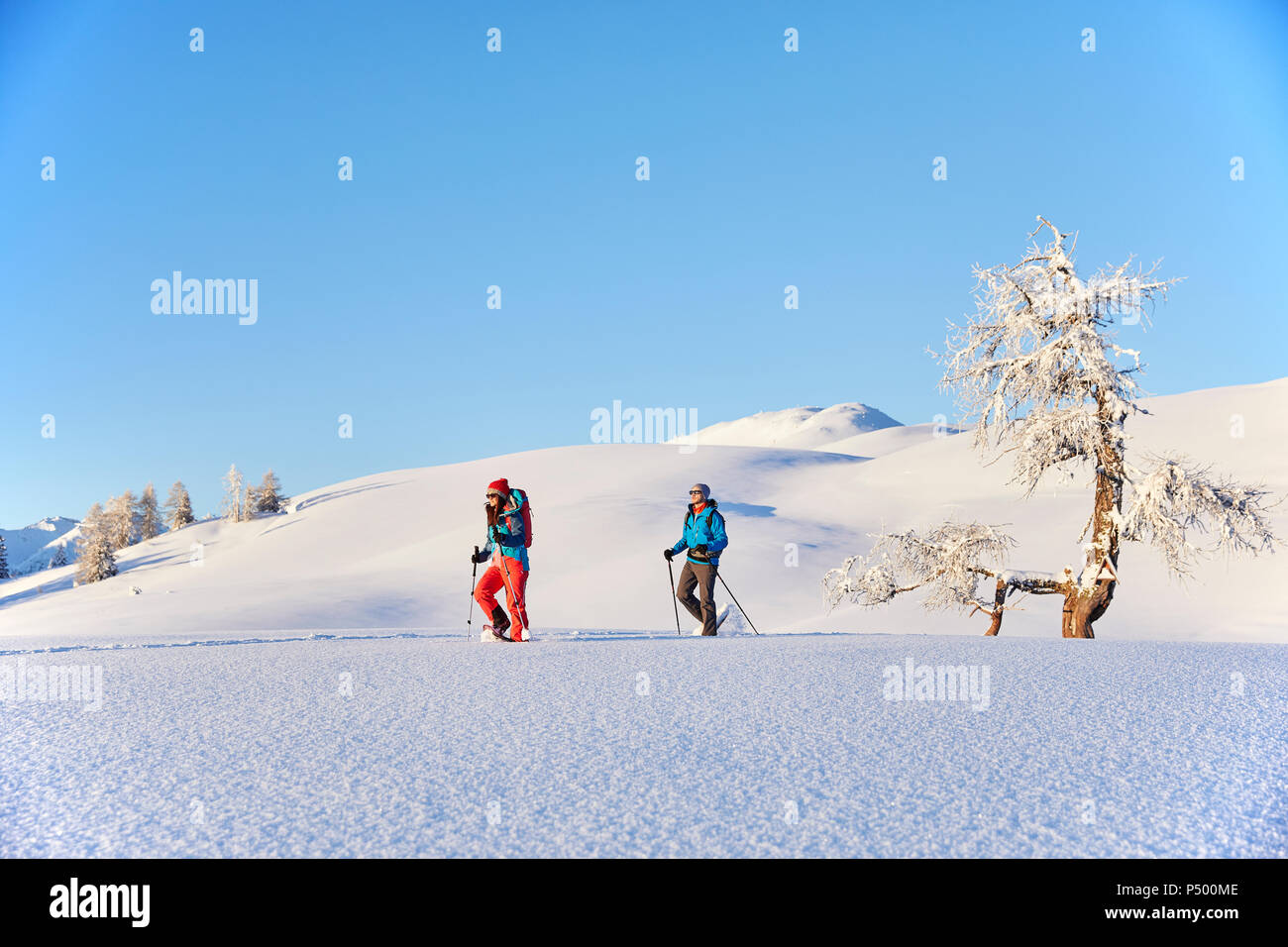 Autriche, Tyrol, couple snowshoeing Banque D'Images