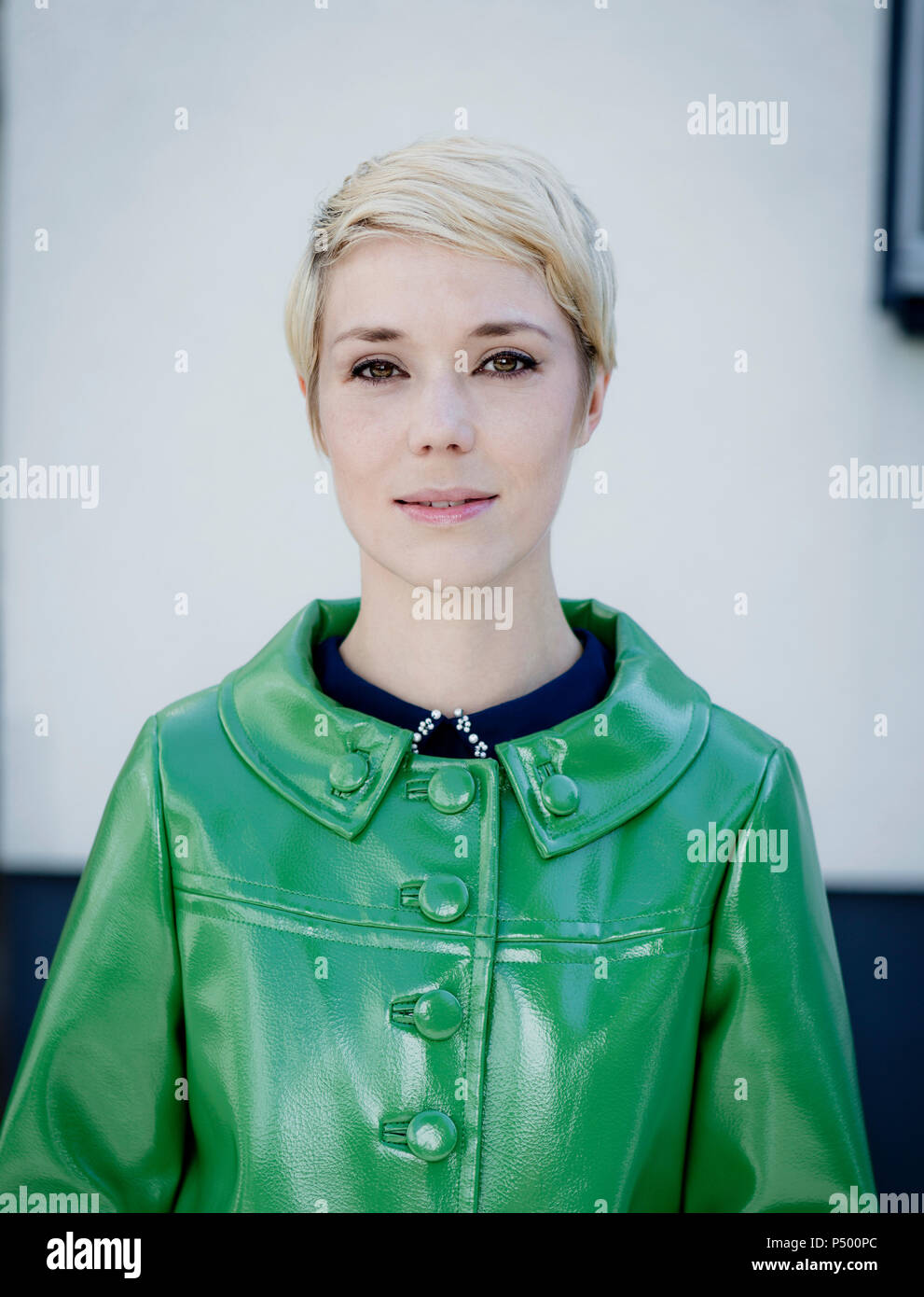 Portrait de femme portant veste en cuir vintage vert Banque D'Images