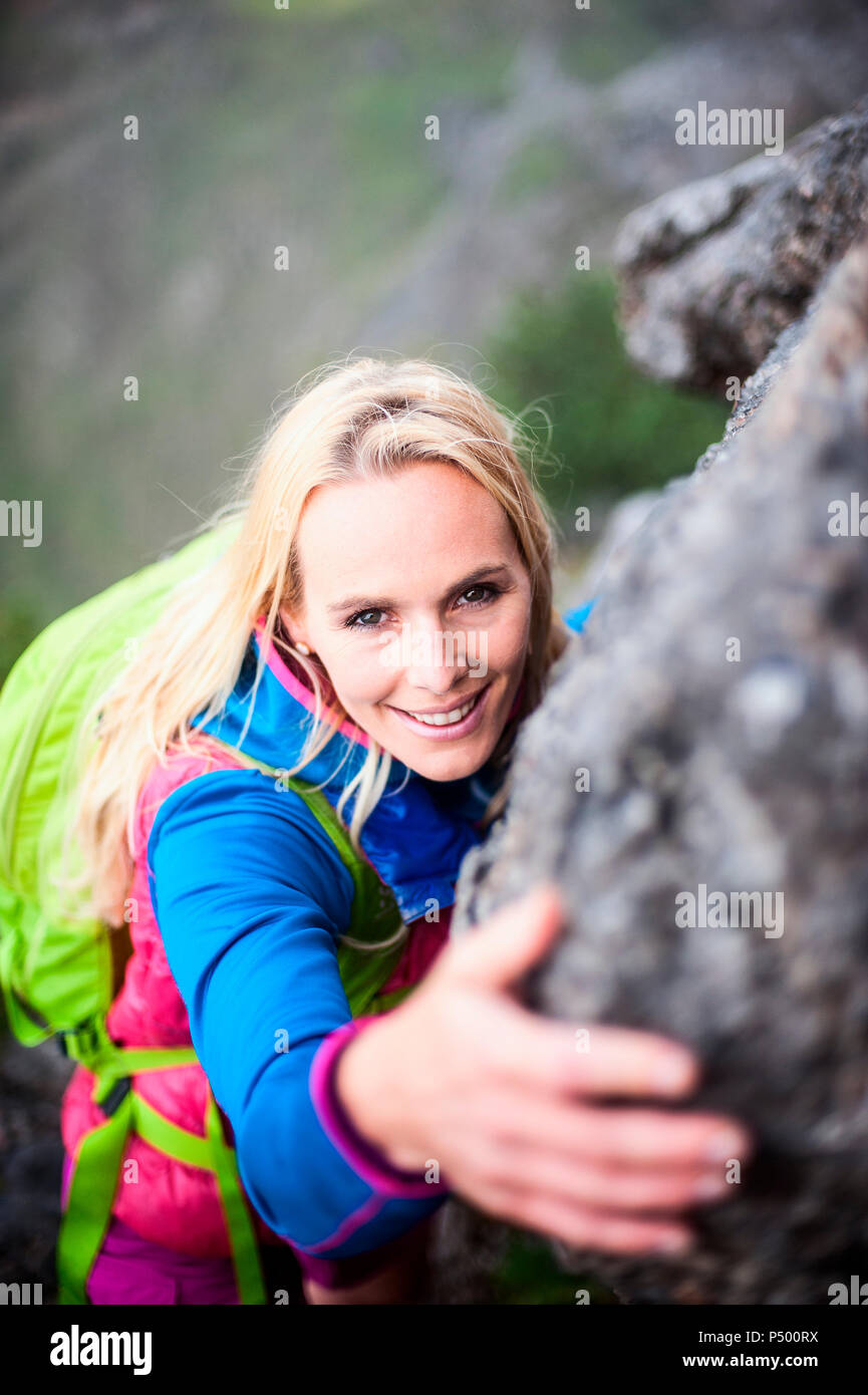 L'Autriche, l'état de Salzbourg, Filzmoos, Female hiker escalade sur rocher Banque D'Images