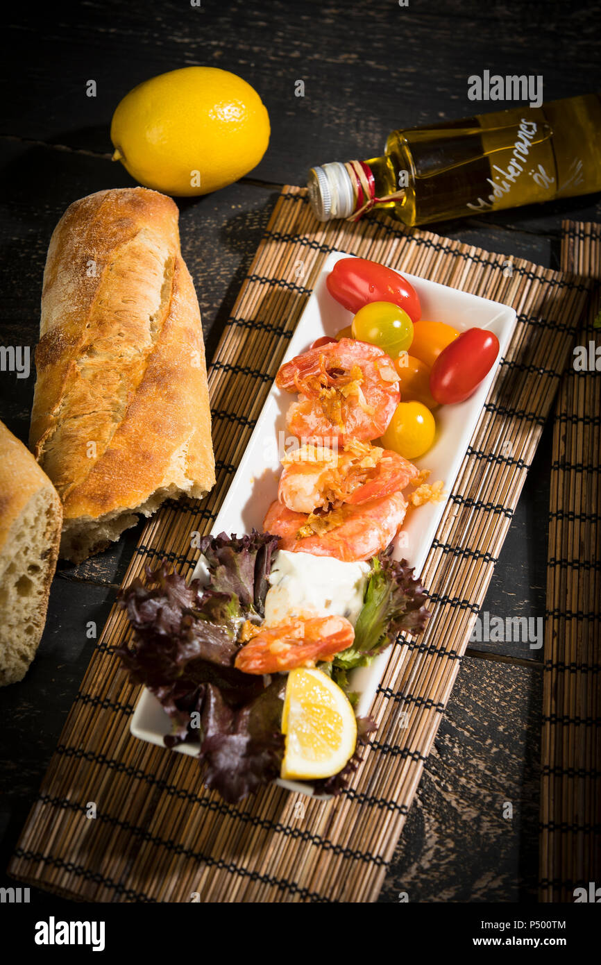 Antipasti, thon, salade, rempli de paprika, haricots blancs, d'olive noire, les crevettes, la crème, la tomate et le pain blanc Banque D'Images