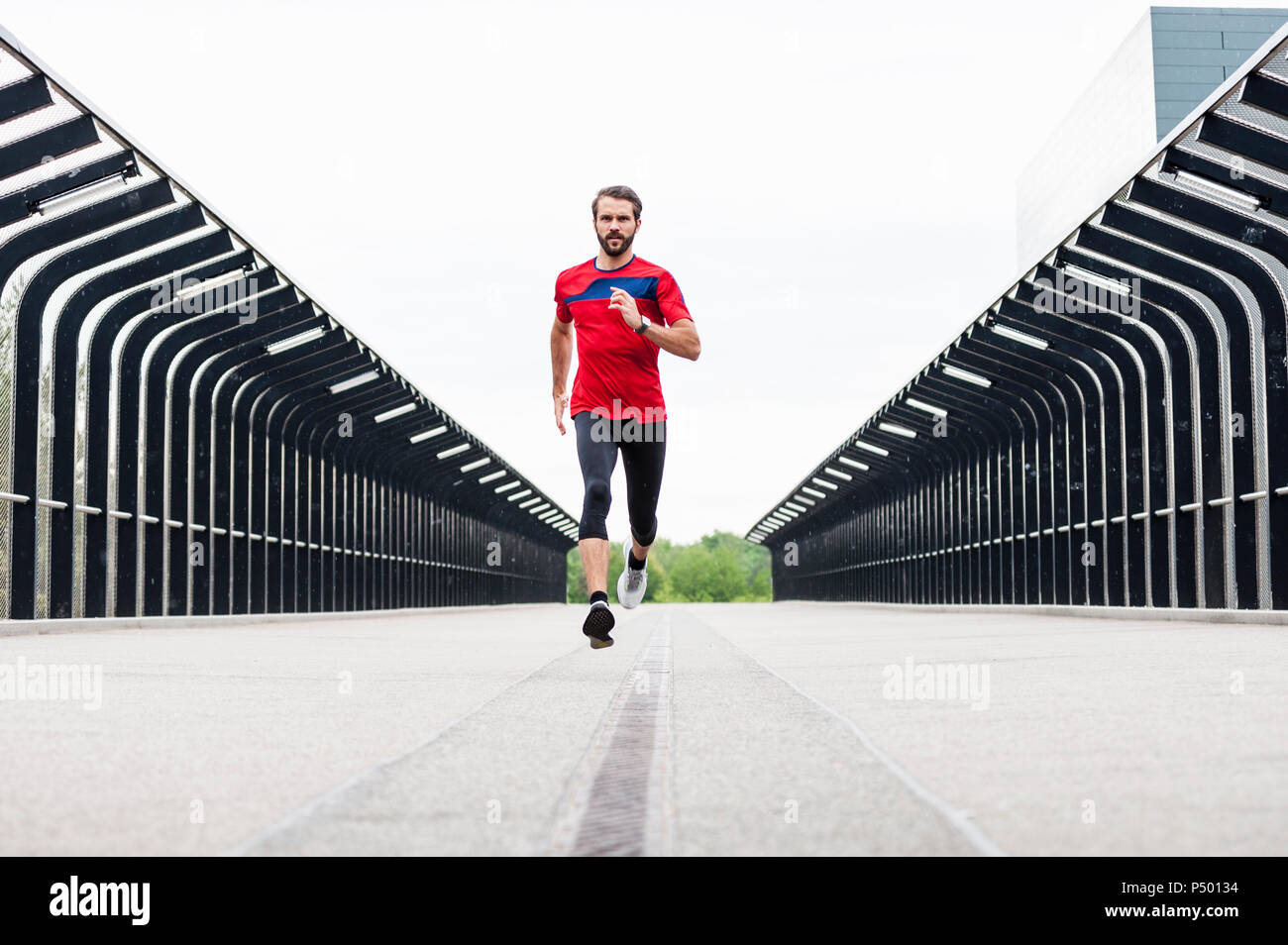 Homme qui court sur un pont Banque D'Images