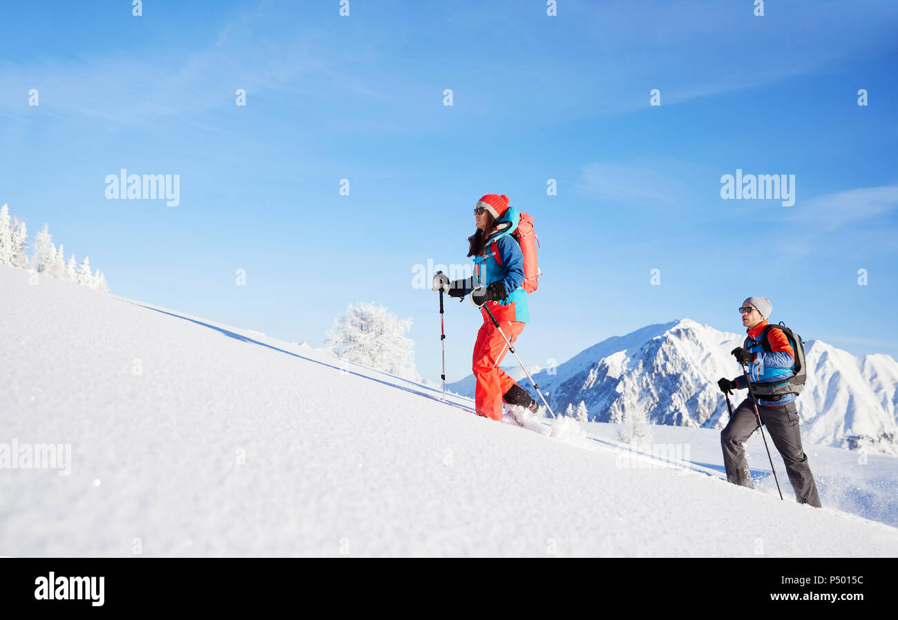 Autriche, Tyrol, couple snowshoeing Banque D'Images