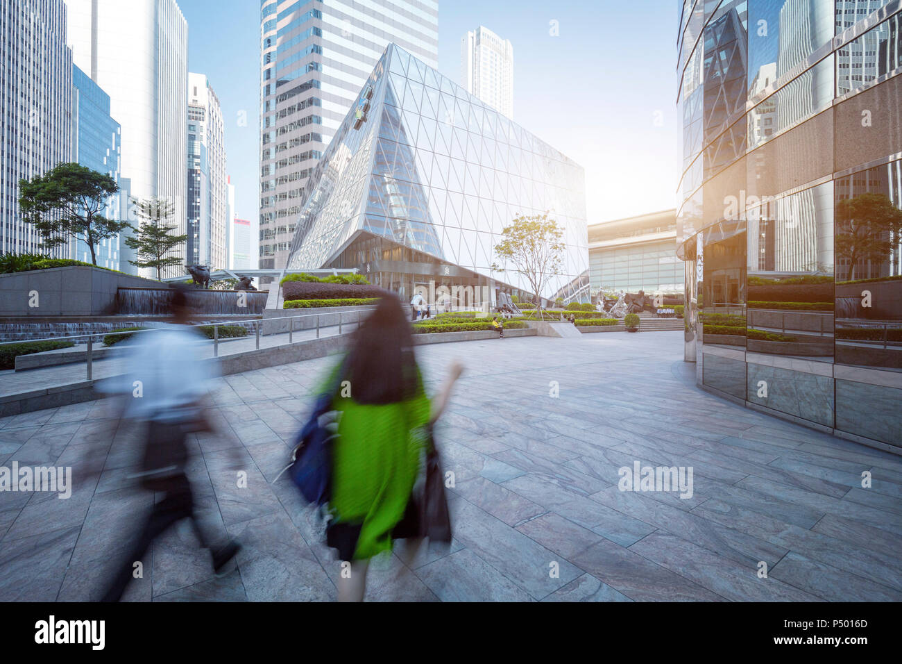 La Chine, Hong Kong, des gratte-ciel et une fontaine au centre-ville Banque D'Images