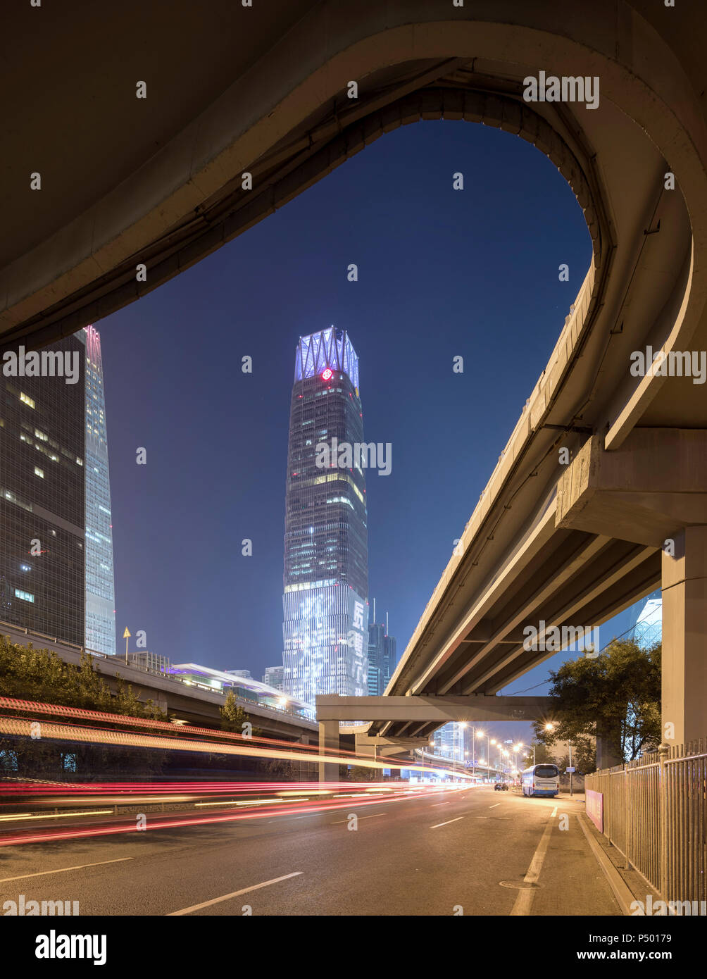 La Chine, Beijing, quartier central des affaires et trafic de nuit Banque D'Images