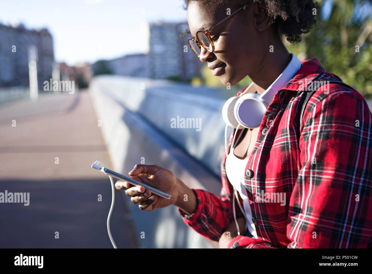 Young woman using cell phone Banque D'Images