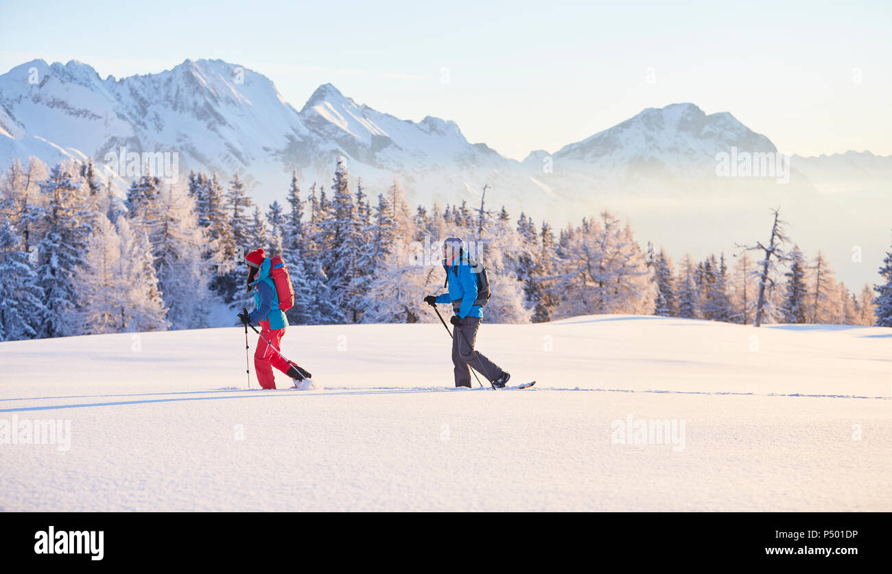 Autriche, Tyrol, couple snowshoeing Banque D'Images