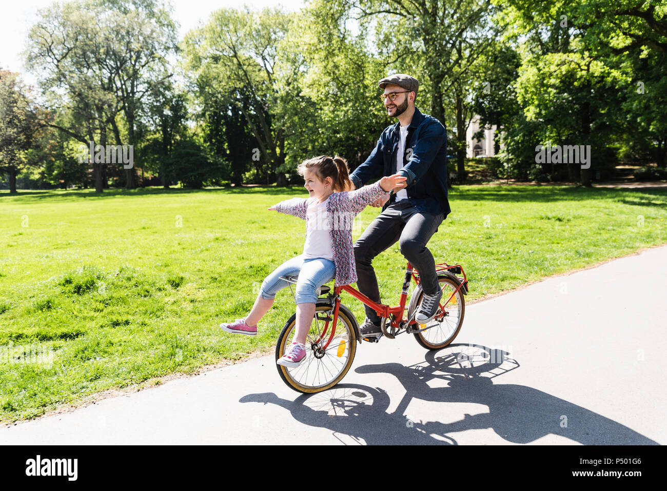 Heureux père équitation location avec sa fille dans un parc Banque D'Images