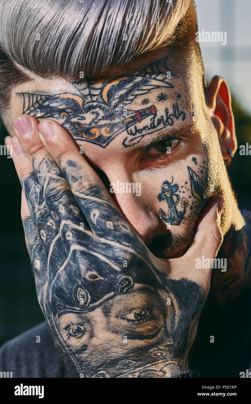 Tatouage Visage Homme