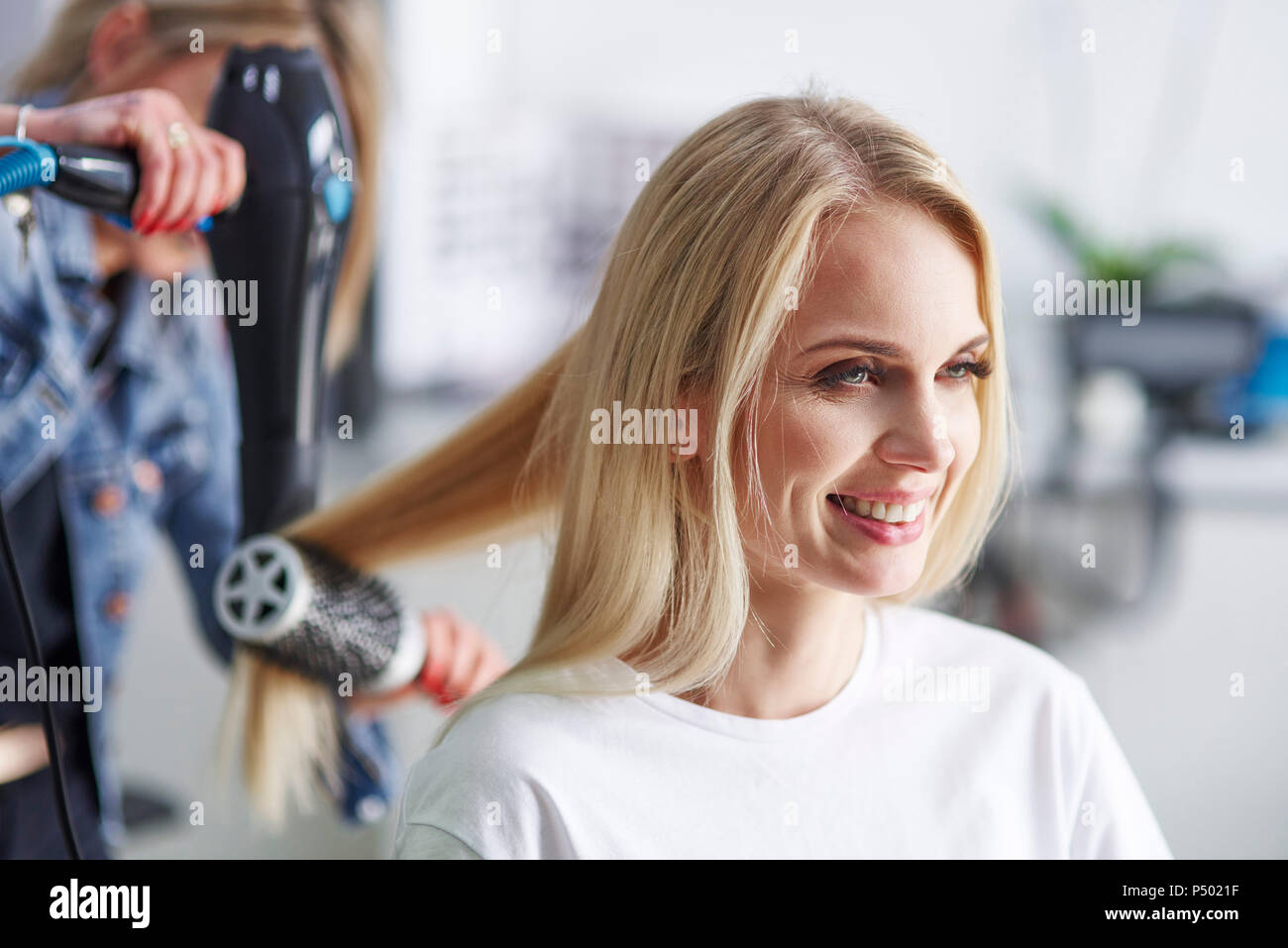 Portrait de femme heureuse chez le coiffeur Banque D'Images