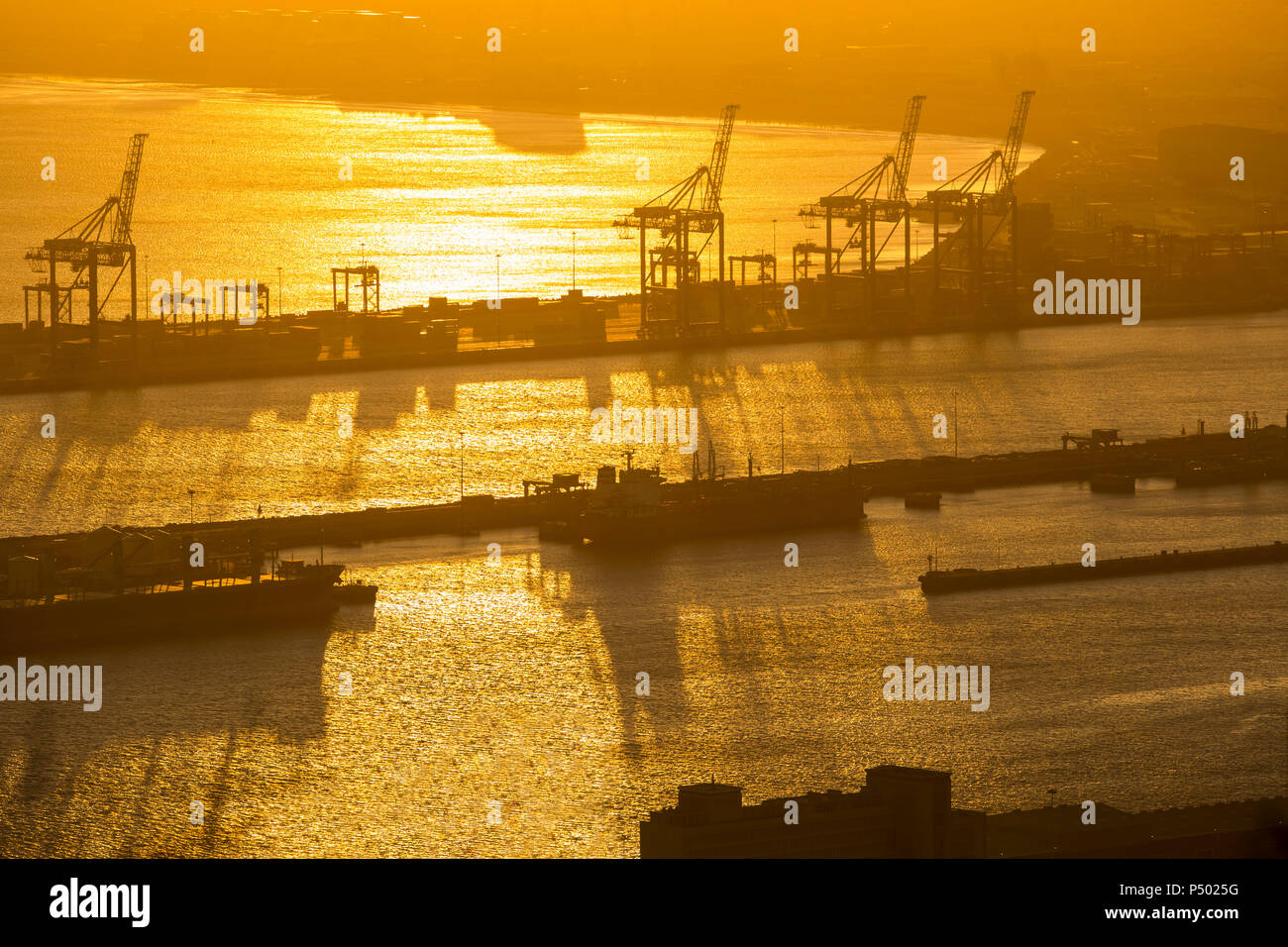 L'Afrique, Afrique du Sud, Cape Town, avec des grues et des navires de l'Arsenal au coucher du soleil Banque D'Images