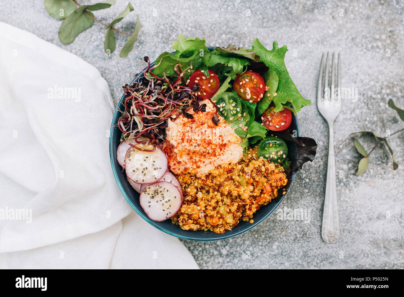 Bol bouddha vegan d'hummus, quinoa au curry, la laitue, les choux vert et rouge, tomates cerise, radis tranchés et les graines de pavot et de sésame Banque D'Images Bol bouddha vegan d'hummus, quinoa au curry, la laitue, les choux vert et rouge, tomates cerise, radis tranchés et les graines de pavot et de sésame Banque D'Images