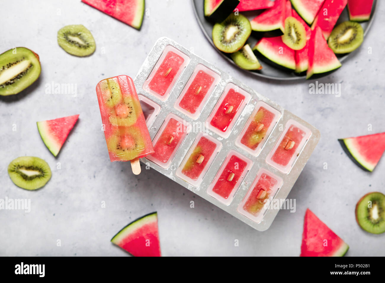 Sucettes glacées kiwi pastèque fait maison Banque D'Images