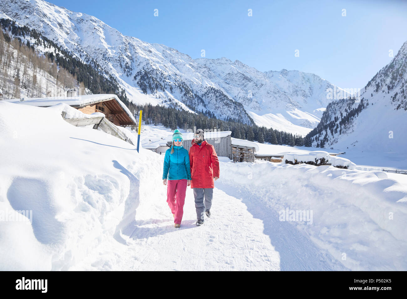 Couple marchant dans un paysage couvert de neige Banque D'Images