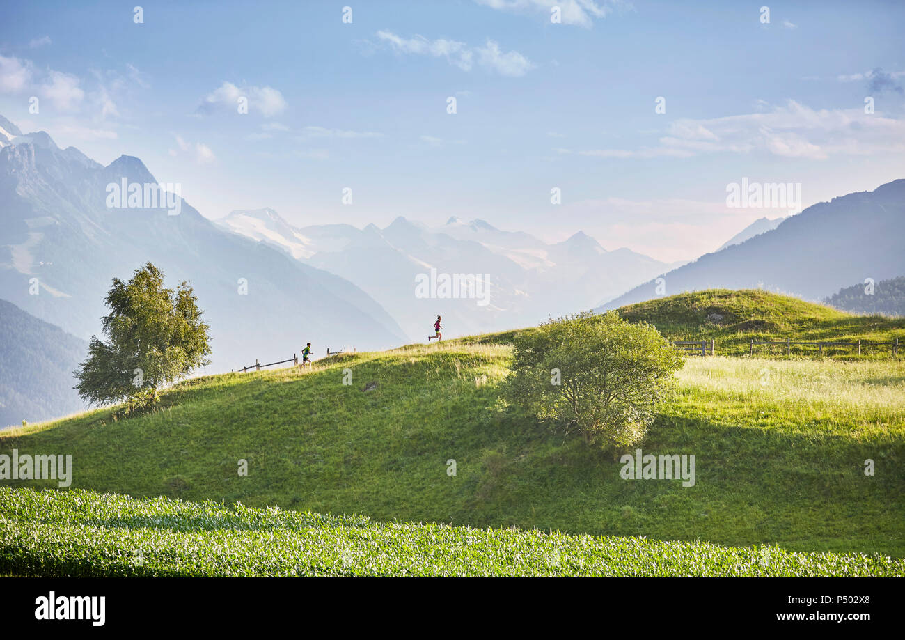 Autriche, Tyrol, Patsch, les athlètes s'exécutant dans mountainscape Banque D'Images
