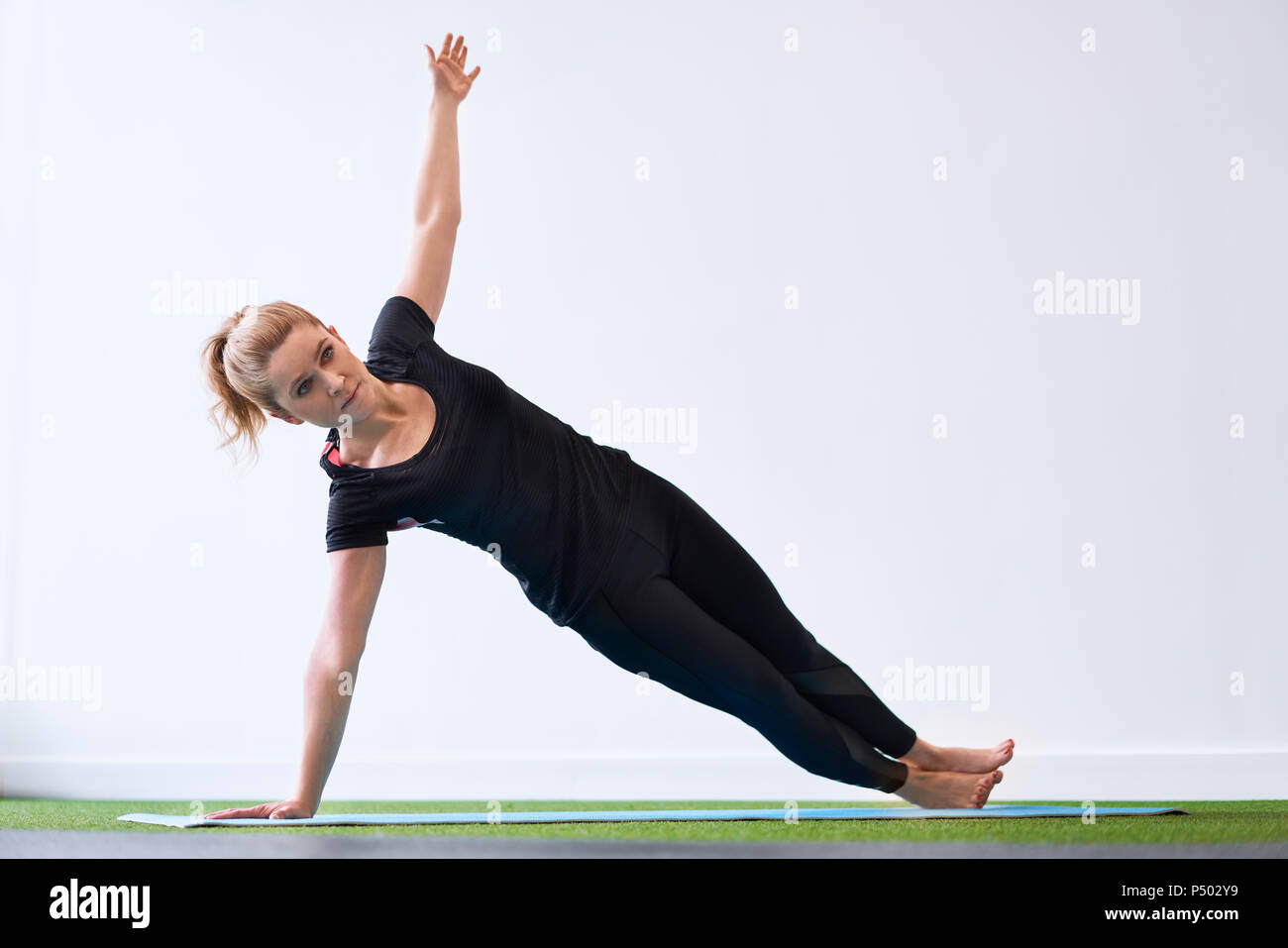 Femme planche latérale dans l'exercice de yoga studio Banque D'Images