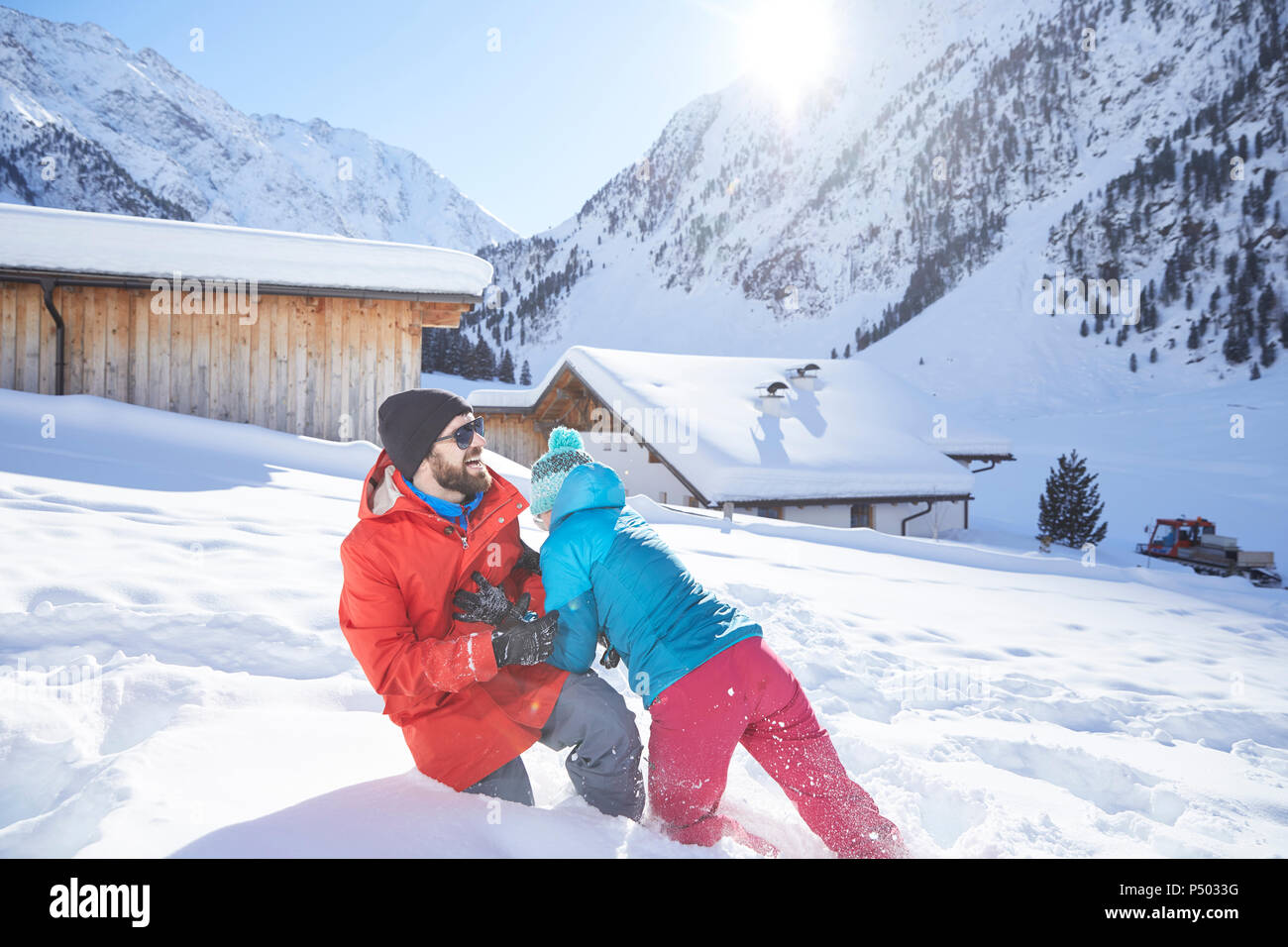 Couple actif s'amusant dans la neige paysage enneigé Banque D'Images