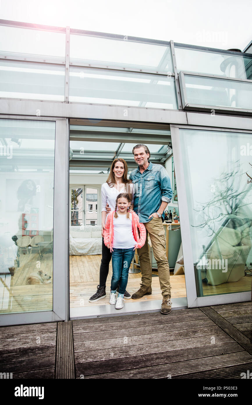 Portrait of happy family standing in conservatory Banque D'Images Portrait of happy family standing in conservatory Banque D'Images