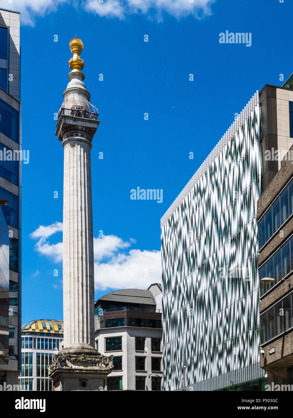 Monument au Grand Incendie de Londres, communément appelé le Monument, achevé en 1677, hauteur 62m et 62m de l'endroit où le feu a démarré dans la région de pudding Lane Banque D'Images