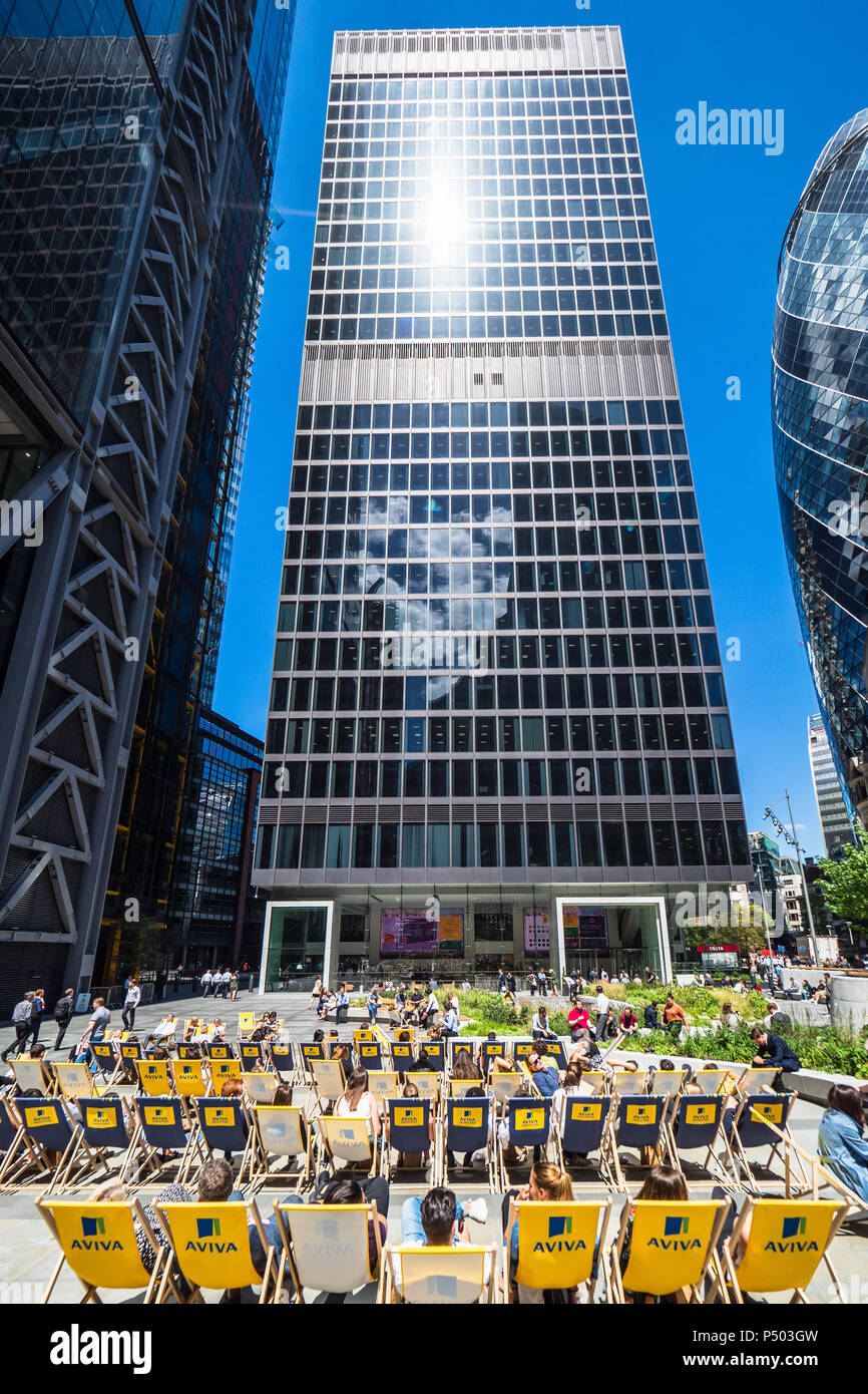 Londres - Aviva Aviva a parrainé des chaises à l'extérieur de l'Aviva St Helen's building, anciennement l'Aviva Tower, à St Mary Axe dans la ville de Londres. Banque D'Images