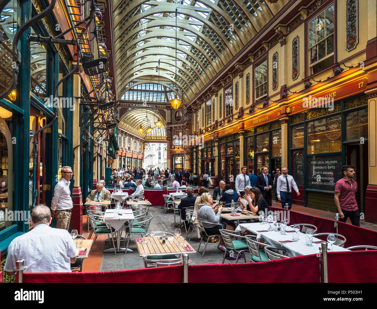 Leadenhall Market London - City travailleurs jouissent de la nourriture et des boissons dans le quartier historique de Leadenhall Market de Londres au coeur de la ville de Londres domaine financier. Banque D'Images