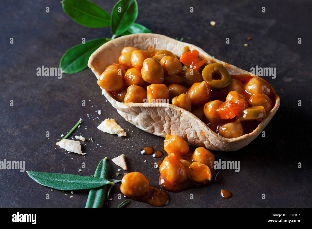 Ragoût de pois chiches aux olives vertes comestibles dans bol Banque D'Images