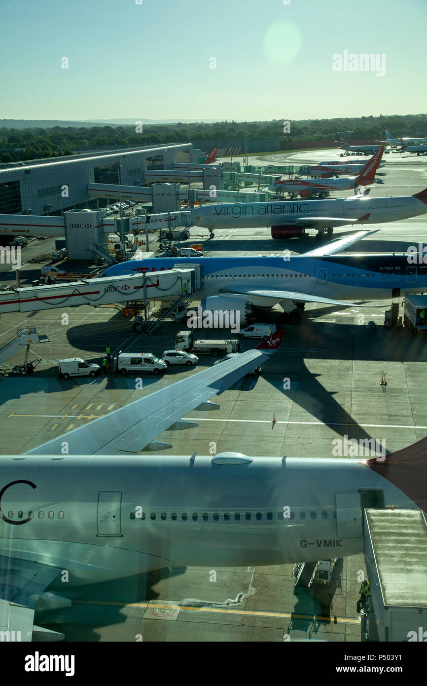 Vue d'avions à travers la vitre sur le bitume au Terminal Nord de Gatwick Banque D'Images