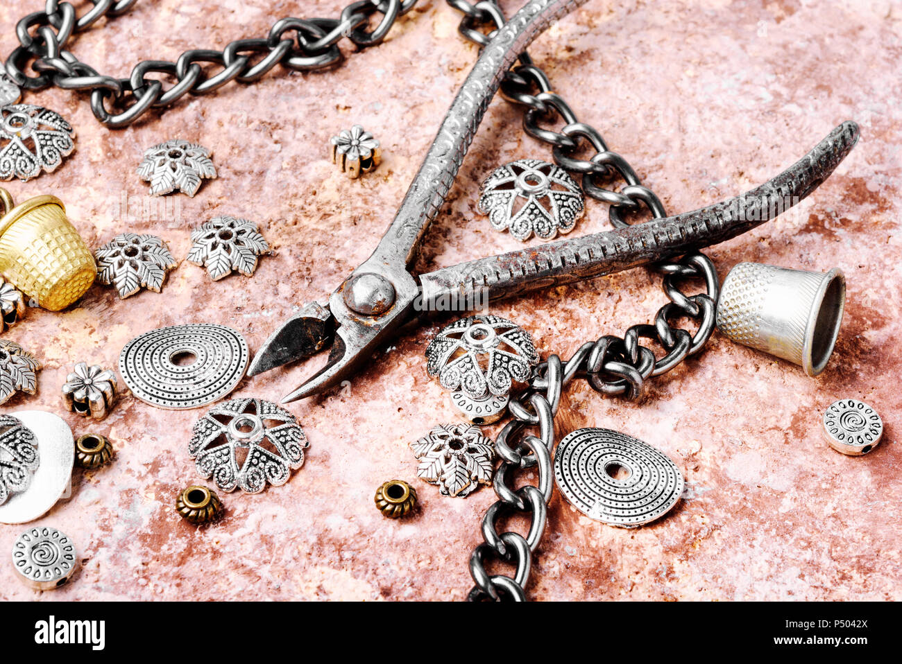 Femelle élégant bijoux faits de chaînes, de perles et de pendentifs.Design et bijouterie Banque D'Images