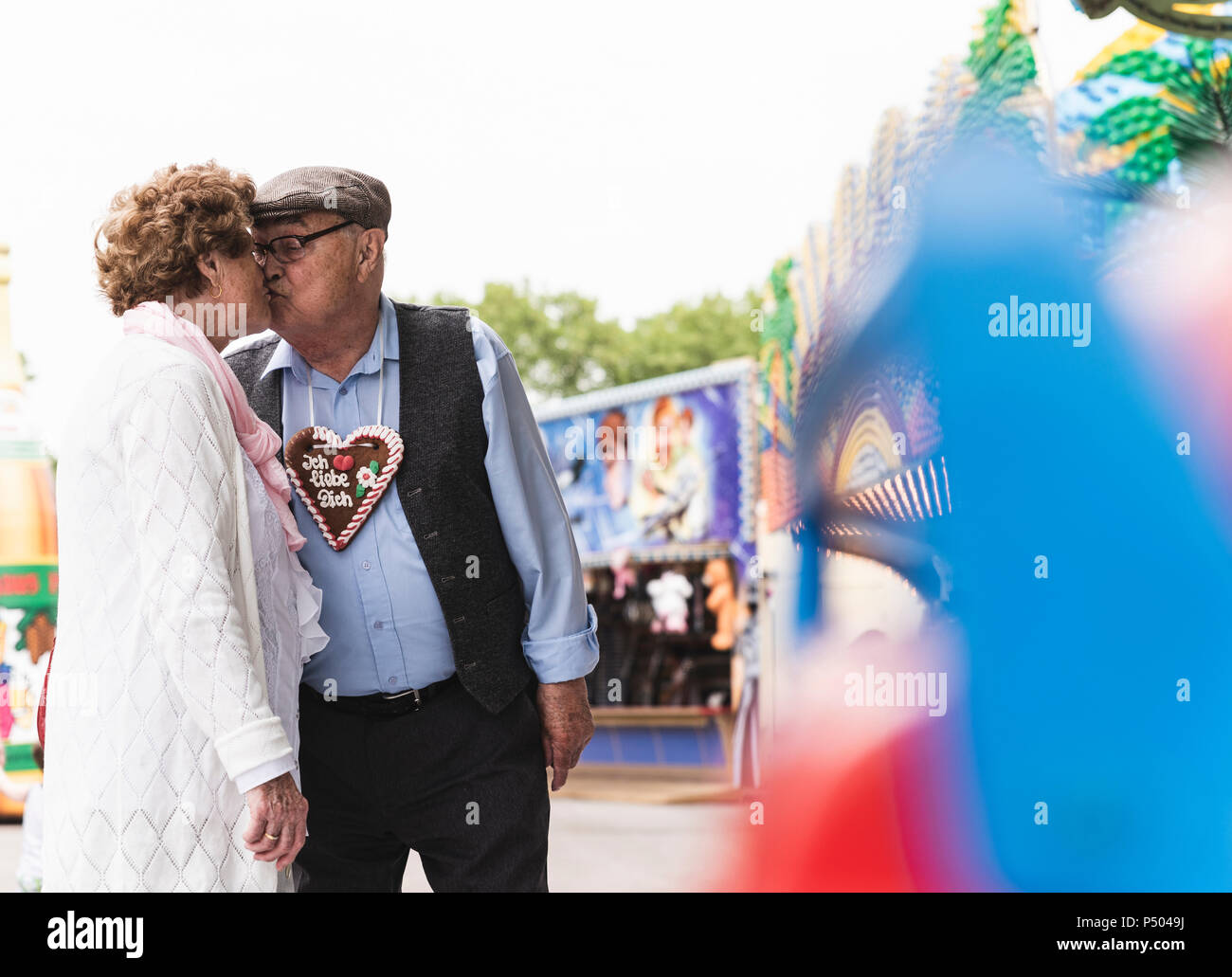 Senior couple with gingerbread heart, baiser sur la juste Banque D'Images