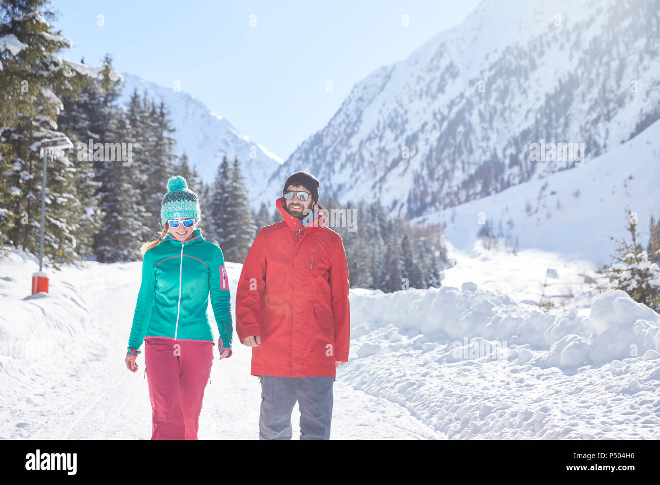 Couple marchant dans un paysage couvert de neige Banque D'Images