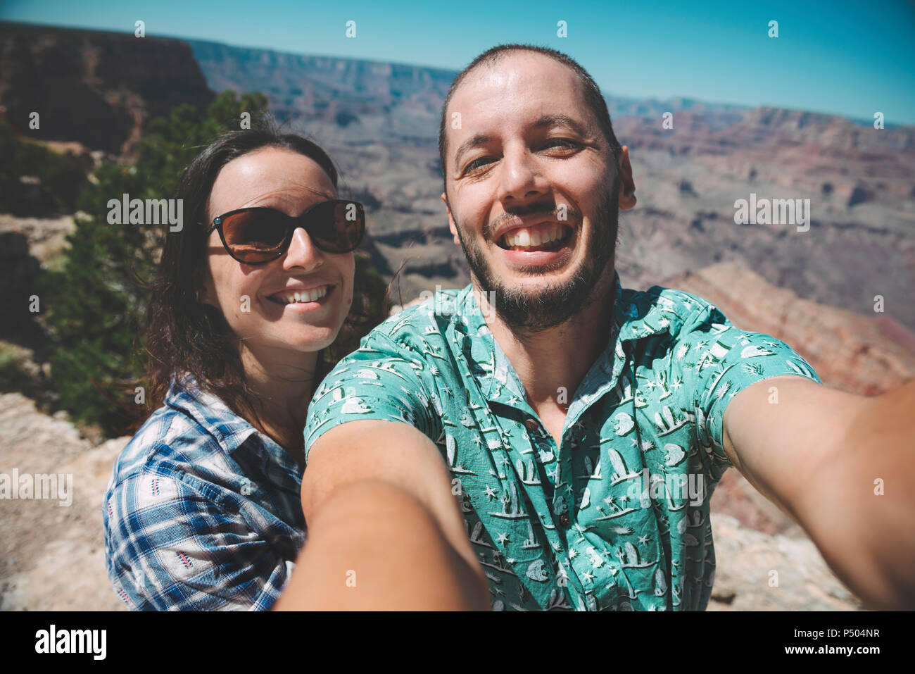 USA, Arizona, Grand Canyon National Park, l'heureux couple en tenant un selfies Banque D'Images